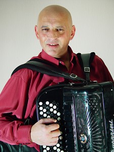Branko-Bata-Markovic-estradni-umetnik-muzičar-solista-na-harmonici